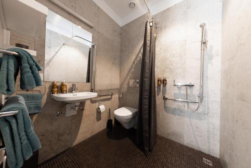 莱茵费尔登Ambrosia Guesthouse的带淋浴、卫生间和盥洗盆的浴室