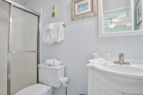 德斯坦Summer Haven D的白色的浴室设有卫生间和水槽。