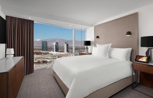 拉斯维加斯阿丽雅度假酒店和赌场的卧室设有一张白色大床和大窗户