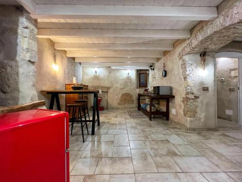 卡利亚里Castello Room & Spa的大房间设有大型石墙和一张桌子