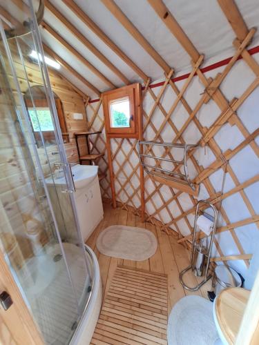 拉茨凯韦Jurtafarm Ráckeve - a nomád luxus的蒙古包内带淋浴和卫生间的客房