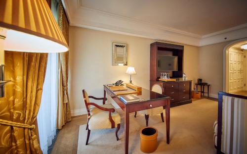 沃尔特湖畔韦尔登韦尔登富肯斯坦纳城堡酒店-世界顶级酒店集团的酒店客房配有书桌和电视。