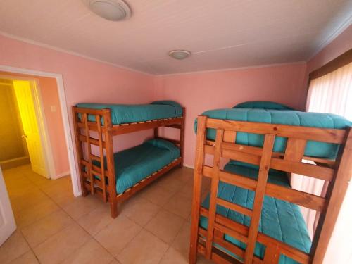 卡塔赫纳Valle de leones的一间客房内配有两张双层床的房间