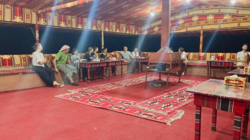 瓦迪拉姆Bedouin host camp& with tour的坐在剧院桌子上的一群人