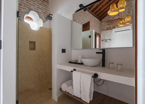 卡塔赫纳Voila Getsemani的白色的浴室设有水槽和镜子