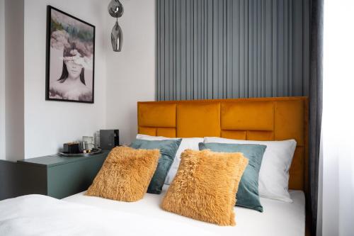 贝尔格莱德Natali luxury suites- mini rooms的一间卧室配有一张带蓝色和白色枕头的床