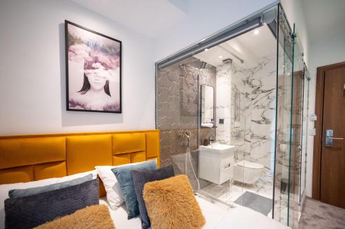 贝尔格莱德Natali luxury suites- mini rooms的一间带玻璃淋浴和水槽的浴室