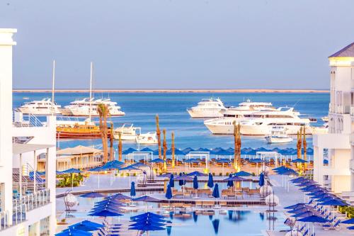 赫尔格达Pickalbatros Blu Spa Resort - Adults Friendly 16 Years Plus- Ultra All-Inclusive的享有码头和水中船只的景色