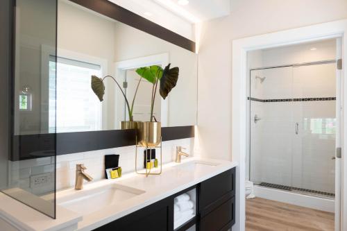 OrangevilleBay Pointe Inn的浴室设有2个水槽和镜子