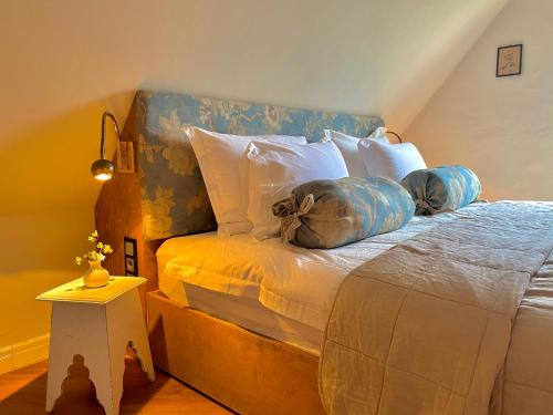 塞多夫Weisst Du noch - Gästehäuser & Suiten Rügen的一间卧室配有一张带蓝色和白色枕头的床