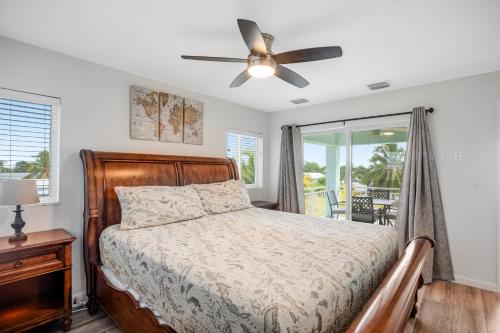 大松礁岛Sunset Villa的一间卧室配有一张床和吊扇