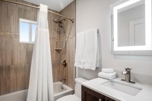 大松礁岛Sunset Villa的浴室设有白色的淋浴帘和水槽