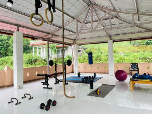 瑞诗凯诗Shiv Shakti Yogpeeth Cottages的一间健身房,里面装有一堆设备