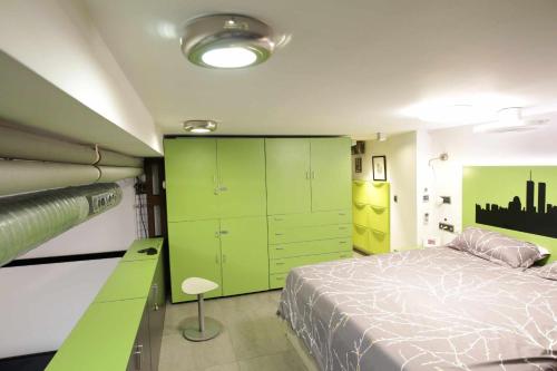 马德里Duplex en Chamberi Osoteca的一间卧室配有一张床和一个绿色的橱柜