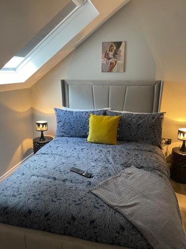 伦敦德里St Elmos Townhouse的一间卧室配有蓝色和黄色枕头的床