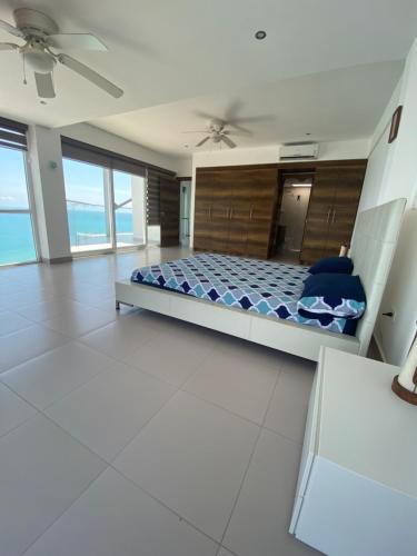 通苏帕Departamentos frente al mar en Resort Playa Azul-Tonsupa的大卧室配有带蓝色枕头的床