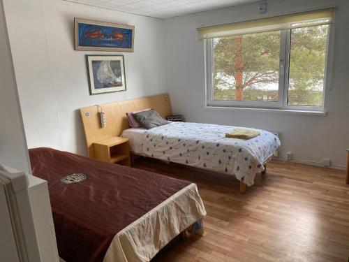 曼蒂哈尔尤Mäntyharju keskus, yksityishuoneita, keittiöllä的一间卧室设有两张床和窗户。