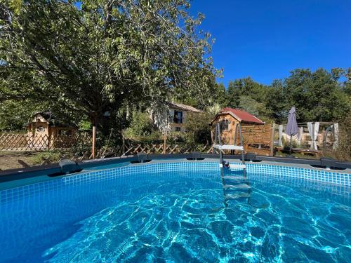 西塞河畔的舒齐KOTAs Accueil Vélo - Chez Flo & Marc的一座大型蓝色游泳池,后面有一座房子