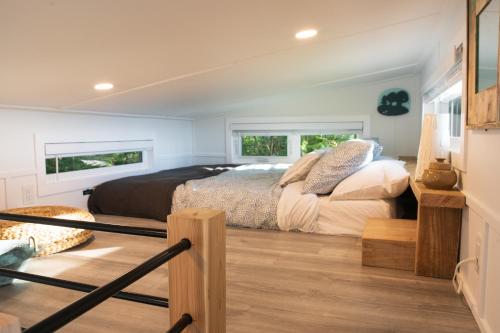 奇利瓦克Tiny House Big View的一间卧室设有一张床和两个窗户。