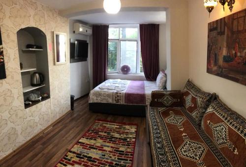 伊斯坦布尔Marmara House&Apartments的一间卧室设有一张床和一个窗口