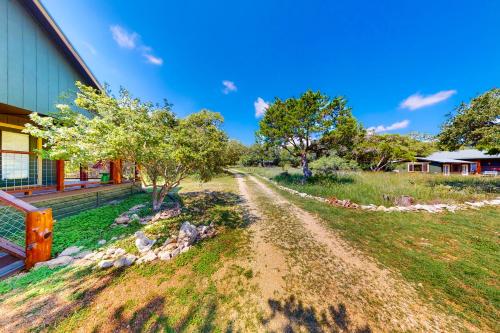 奥斯汀Cabin-Style Book House & Writing Barn的房屋前的土路