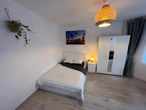 卡托维兹London Apartments - Free parking的一间卧室配有一张床和吊灯