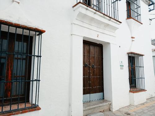 贝瑙卡斯Mascotas 2的白色的建筑,设有木门和窗户