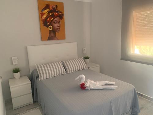 ArayaMagnífico apartamento vistas increíbles al océano-Caletillas-Candelaria的一只玩具鸡坐在卧室的床上