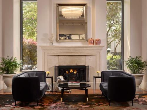 亚特兰大亚特兰大博克海德洲际酒店的客厅配有两把椅子和壁炉