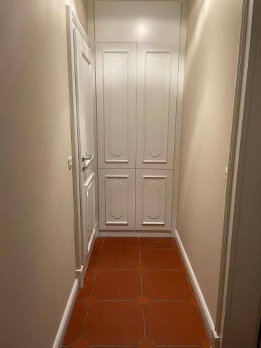 巴特塞格贝格Garden View Apartment的走廊设有白色门,铺有瓷砖地板