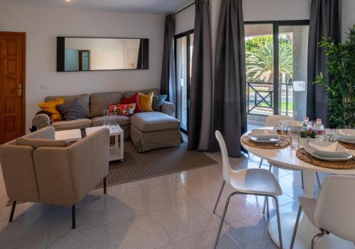 罗萨里奥港MC Apartments的客厅配有沙发和桌子