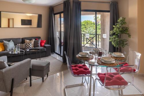 罗萨里奥港MC Apartments的客厅配有桌子和沙发