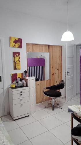 布卢梅瑙Hostel Rota do Vale的客房设有书桌、椅子和镜子