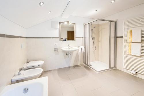 纳图尔诺Unterversanthof - Große Ferienwohnung für bis zu 6 Personen的浴室配有卫生间、盥洗盆和淋浴。