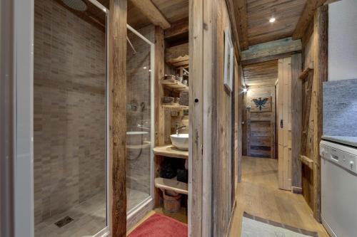 瓦勒迪泽尔Appartement esprit chalet - splendide vue montagne的一间带卫生间和水槽的浴室