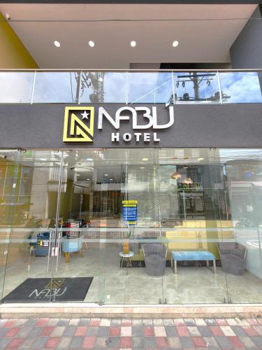 图马科HOTEL NABU DEL PACIFICO的大楼一侧的njad酒店标志