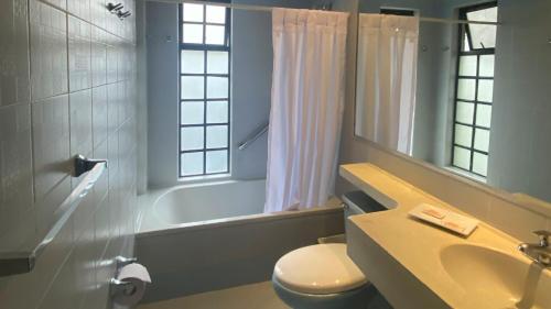 吉拉尔多特On Vacation Girardot Resort的带浴缸、卫生间和盥洗盆的浴室