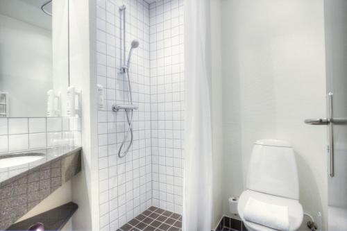 胡塞特米泽尔法特酒店的一间浴室
