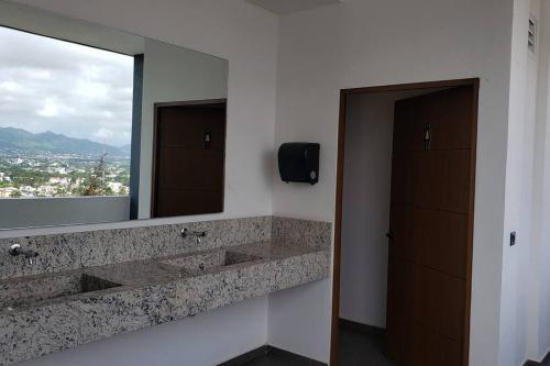 巴亚尔塔港¡Hermoso Condo con espectacular vista a la bahia!!的一间带两个盥洗盆和大镜子的浴室