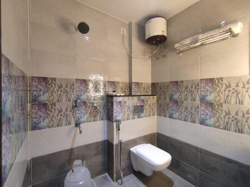 维沙卡帕特南Jazzy Beach Guest House的带淋浴和卫生间的浴室。