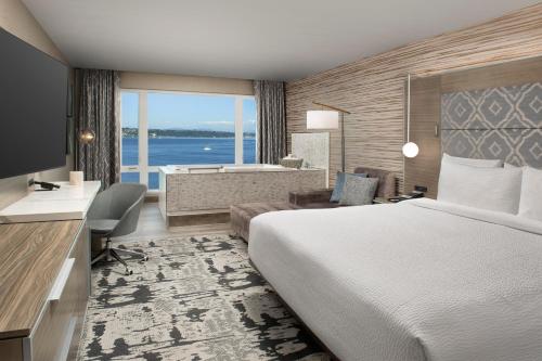 塔科马Silver Cloud Hotel Tacoma at Point Ruston Waterfront的酒店客房配有一张床和浴缸。