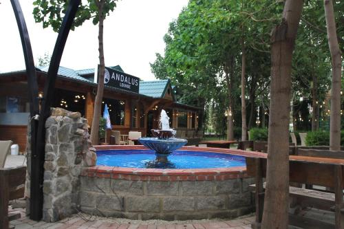 斯科普里Hotel Andalus的公园中游泳池中央的喷泉