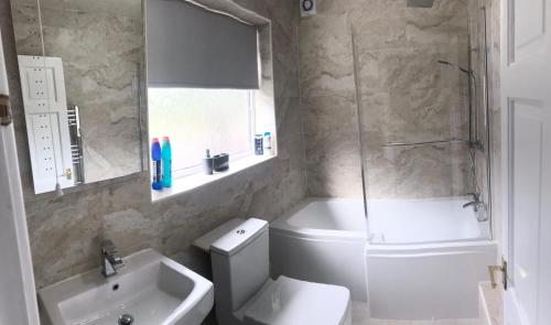 沃尔索尔Air Host的浴室配有卫生间、盥洗盆和淋浴。