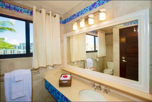 East EndSapphire Beachfront Renovated Villa 1200 SF! - Free Wi-Fi的一间带水槽和大镜子的浴室