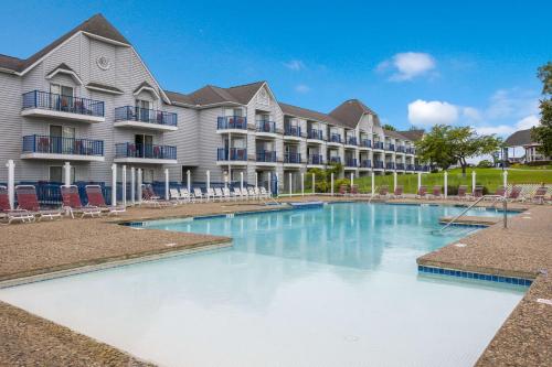 圣伊尼亚斯足尖湖畔贝斯特韦斯特酒店的一座大楼前带椅子的游泳池