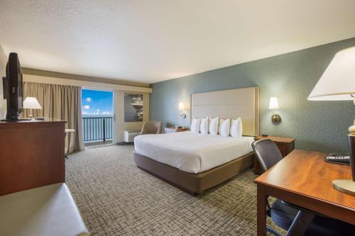 圣伊尼亚斯足尖湖畔贝斯特韦斯特酒店的大型酒店客房,配有一张床和一张书桌