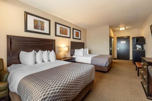 圣艾伯特圣艾伯特贝斯特韦斯特优质酒店的酒店客房设有两张床和电视。