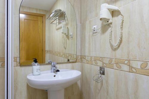 多列毛利诺斯Puerta del Sol TRM only adults Aparts的一间带水槽和镜子的浴室