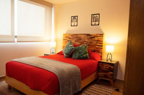 墨西哥城Kolben Nuoma的一间卧室设有红色的床和窗户。