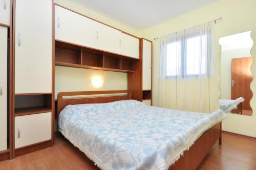 尼亚卢卡Apartments by the sea Vela Luka, Korcula - 9244的一间卧室设有一张大床和一个窗户。